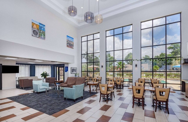 Days Inn & Suites by Wyndham Savannah Midtown