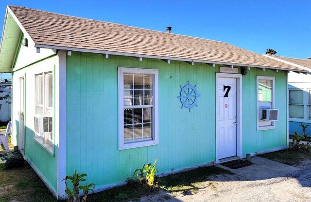 DB 7 Sail Away-1 BR/1 Bath Cottage, Kitchenette, Near Beach, Fenced Dog Yard!
