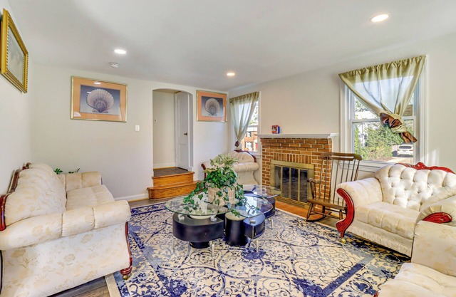 DC Area Home: 1 Mi to Light Rail!