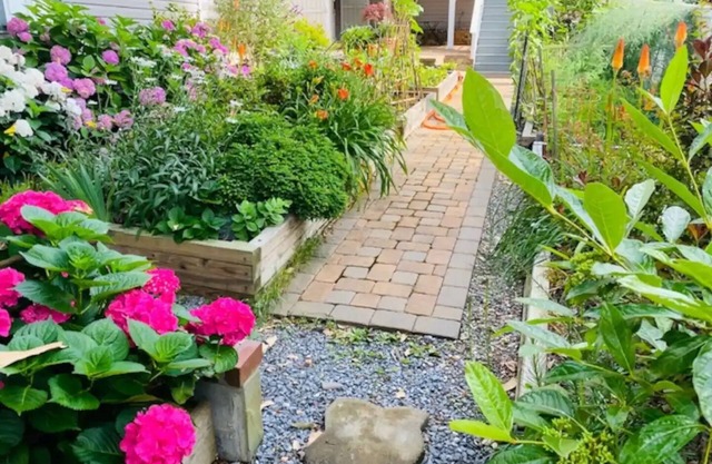 DC Garden Stay: Apartment + ArtStudio + Parking