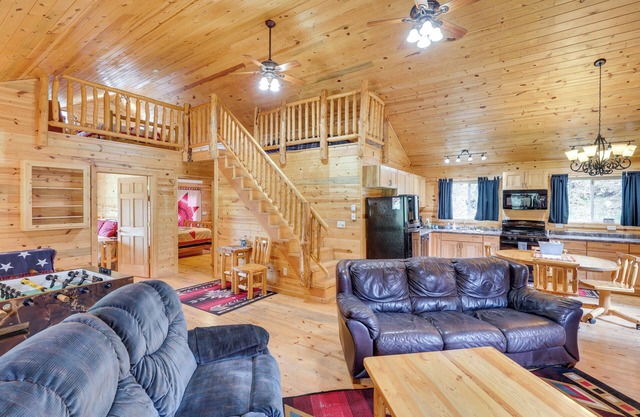 Deadwood Cabin w/Foosball Table, Near Sanford Lab