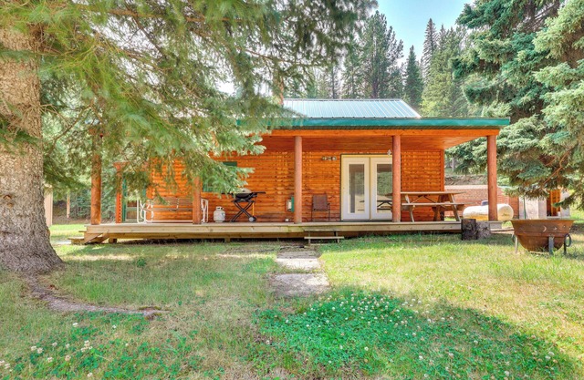 Deadwood 'Wolf Cabin' w/Fire Pit & Grill