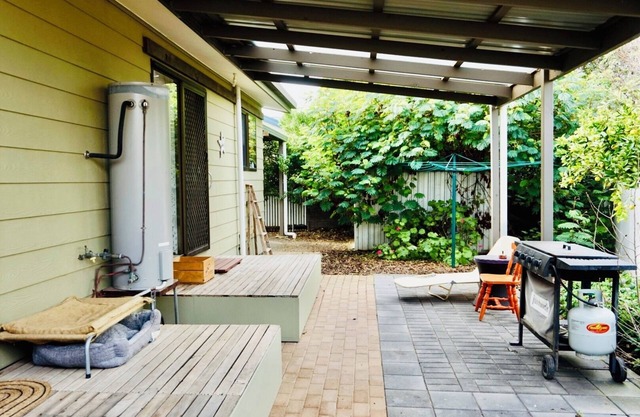 Decades Retro style holiday home, pet friendly long or short term accommodation.