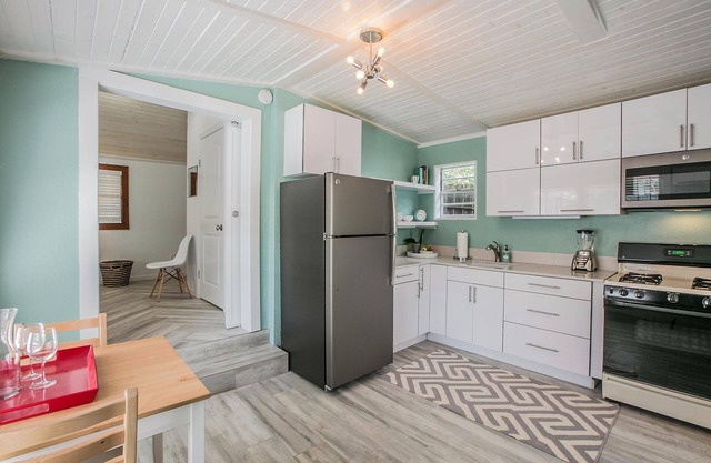 Deep Eddy Cottage - Ideal Austin location