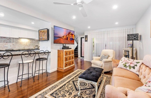 Delightful 2-Bed Townhouse Close to the Beach