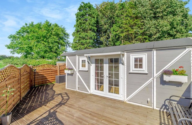 Delightful Cowbridge Railway Carriage with Hot Tub