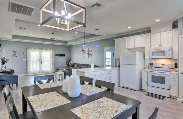 Delightful Galveston Abode - 1/2 Mi to Beach!