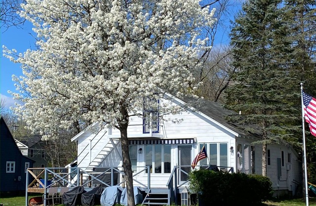 Delightful home on the shores of Saratoga Lake