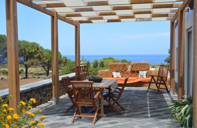Delightful independent apartment with sea view inside the company center