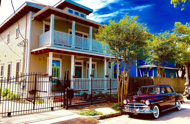 Delightful, Relaxing, Restored Historic Apartment in Montrose section of Houston