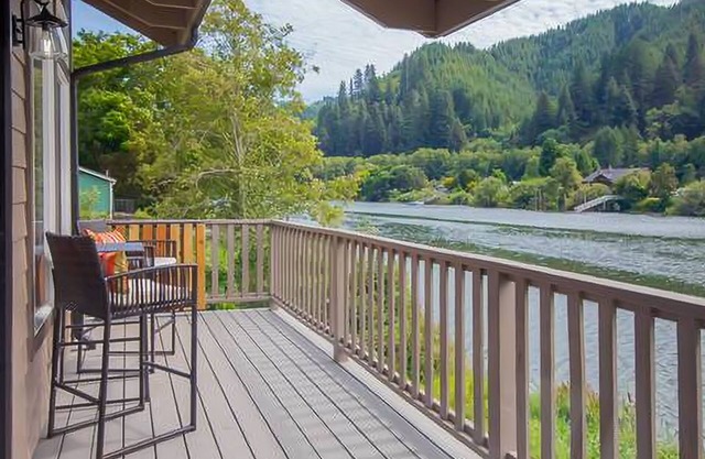 Delightful riverfront home with dock, game room, fast WiFi, kayaks & grill