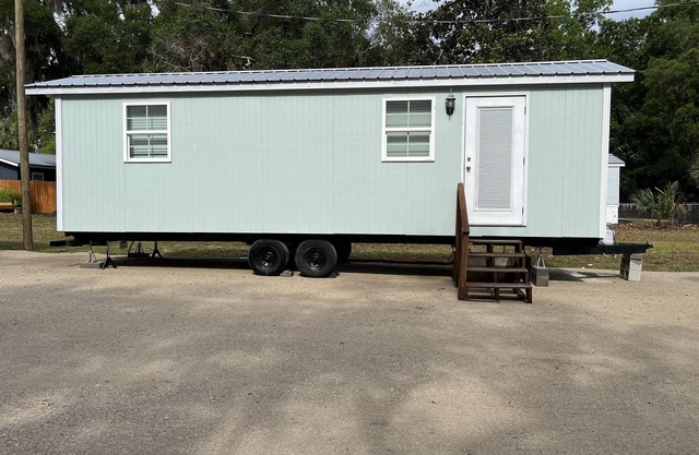 Delightful Tiny Home, free parking! Walk to Seahag