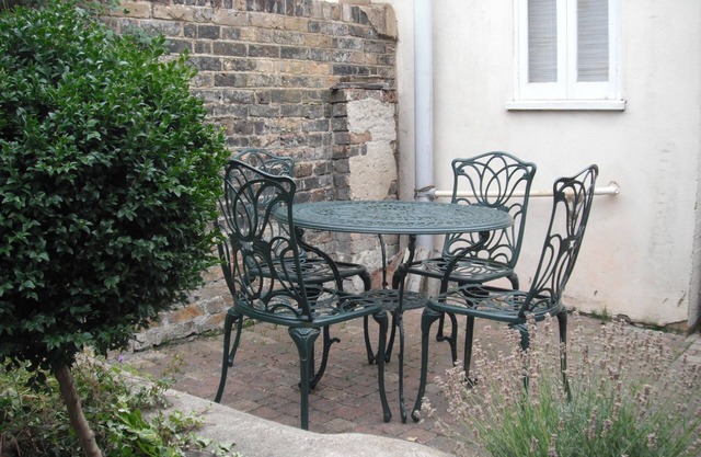 Delightful Whitstable Seaside Cottage, Sleeps 6. Free Wifi/Parking. Dogs Welcome