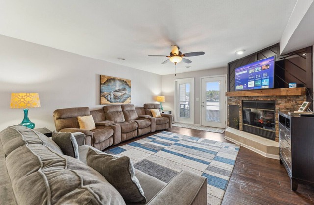 Dells Lake Villa At Lighthouse Cove Condominiums with Boat Slip