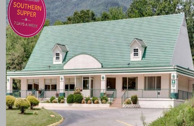 Deluxe Accommodations, Mountain Views and Southern Supper!