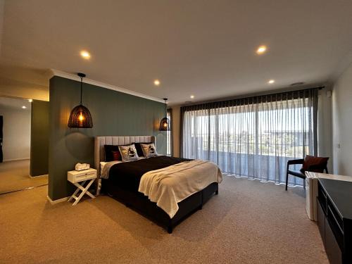 Deluxe Grand Suite in the west of Melbourne