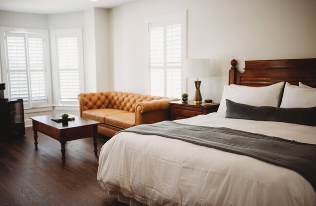 Deluxe Guest Room - 1 King + · The Jefferson Inn Rm. 7