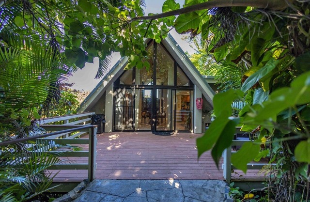Deluxe Jasmine Suite on lush farm in Haiku, Maui with Private Hot Tub