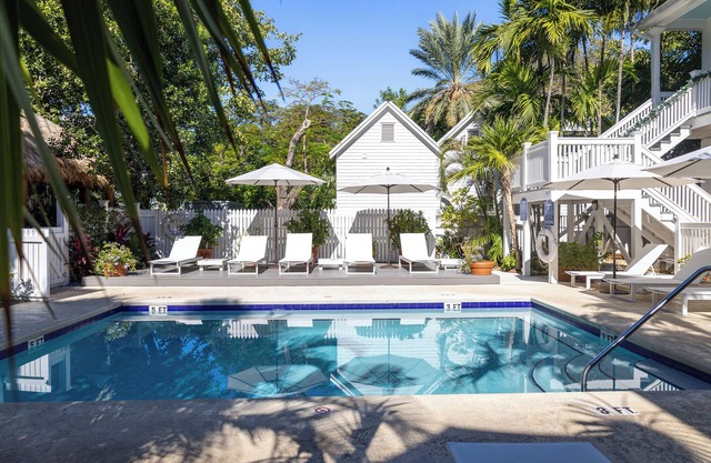 Deluxe King Studio w/pool view