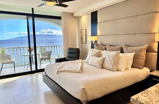 Deluxe Ocean Front and Beach Front studio - Lahaina Shores 623