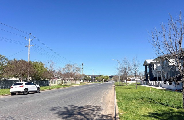 Deluxe stay in central Wagga Wagga with essential conveniences nearby!