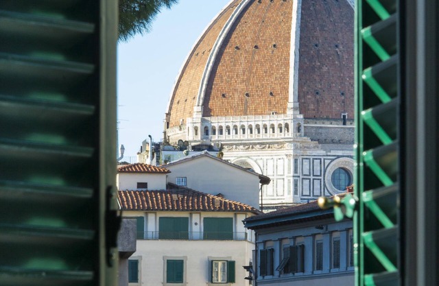 DELUXE SUITE WITH GREAT VIEW! Bed and view Florence