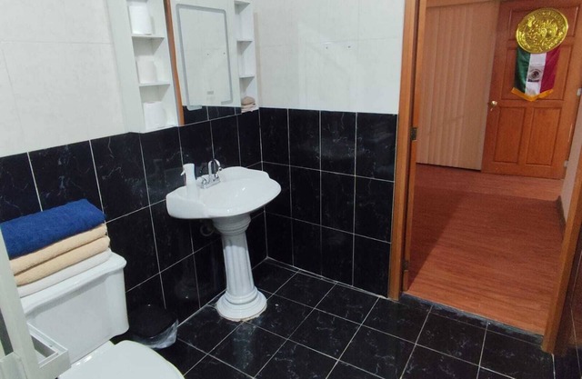 Dept. Spacious in CDMX 2nd floor, one block from Ciudad Deportiva