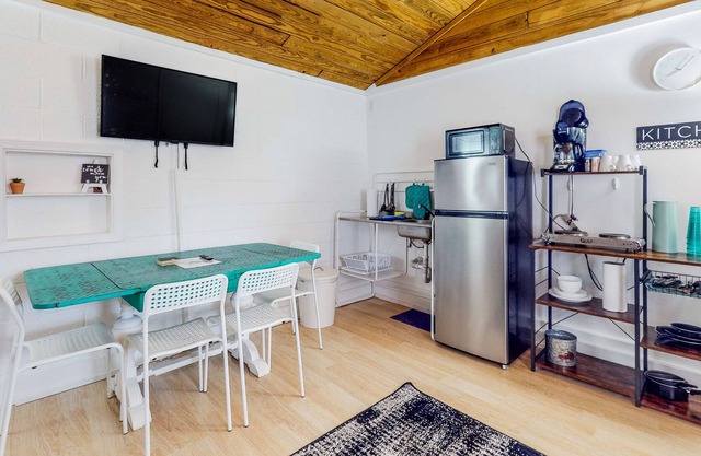 Derekville Unit #3 | Condo in Clifton with pool & hot tub