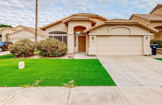 Desert escape with a pool, enclosed yard & washer/dryer - close to downtown