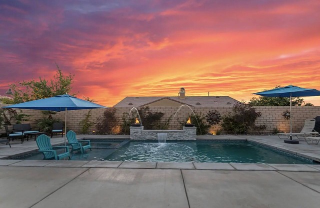 Desert Oasis salt water pool sleeps 11 in Terra Lago Near Coachella Festival