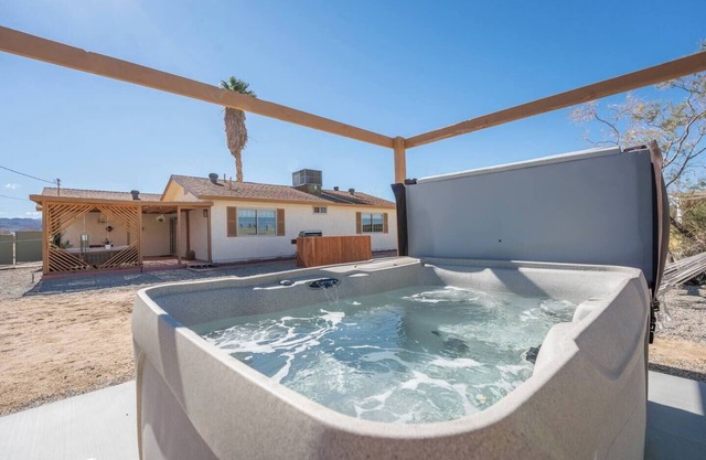 Desert Oasis w/Hot Tub, Fully Fenced, Pool & Mountain Views 🌵✨
