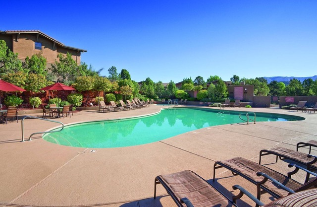 Desert Resort perfect for Hiking Cathedral Rock with access to outdoor pool and hot tub