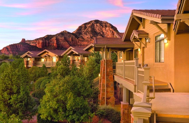 Desert Resort perfect for Hiking Cathedral Rock with access to outdoor pool and hot tub