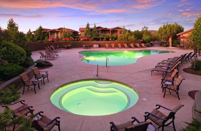 Desert Resort perfect for Hiking Cathedral Rock with access to outdoor pool and hot tub