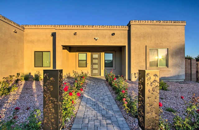 Desert Views, Fire Pit: Serene Phoenix Getaway