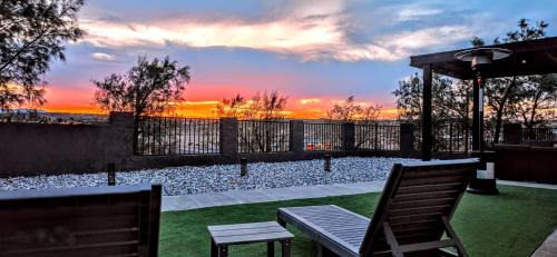 Desert Villa - EV, Hot Tub, Grill, Bar, Games, RV Parking in Twentynine Palms Downtown