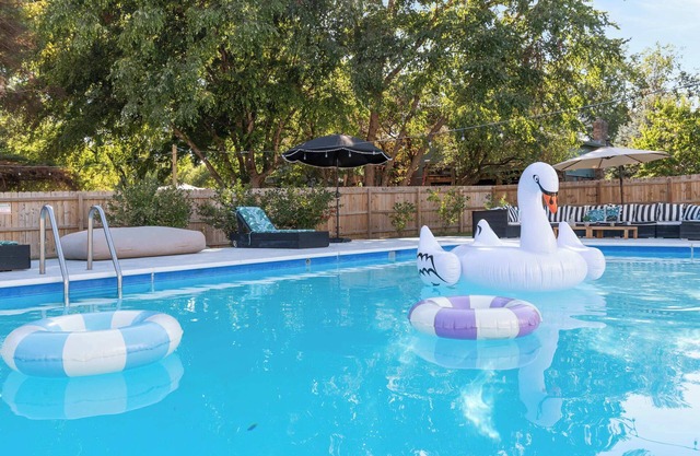 Designer Home w/Private Pool, Theatre & Games!