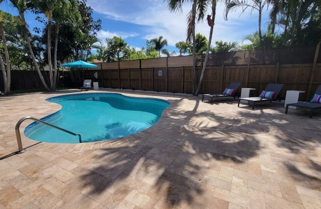 Designer House Heated Pool 3 mi. from the Beach & Downtown