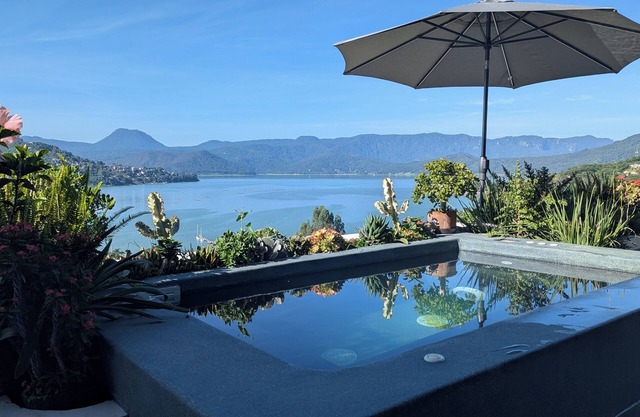 Designer House with Spectacular Lake Views, Jacuzzi and Lush Gardens