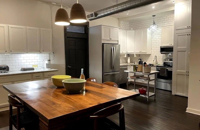 Designer Loft Within Walking Distance to Restaurants, Bars & Beach! Pet Friendly