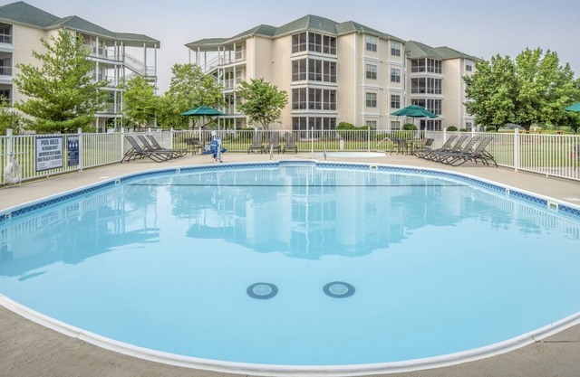 Destination Vacation! Pool, Free Parking, Near Mickey Gilley Theatre