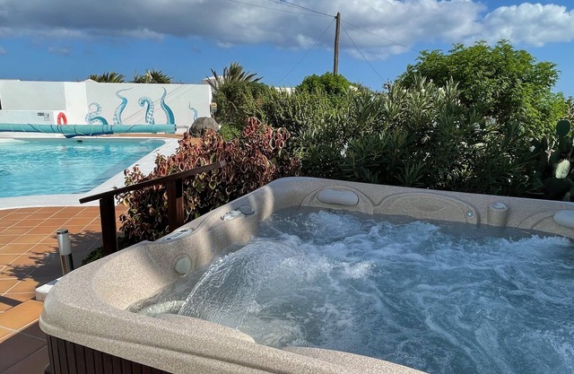 Detached 5 bed, 4 bth villa ,Sea view. Gym, Pool table HOT TUB, WIFI, T Tennis