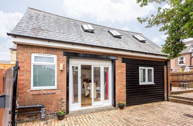 Detached cosy house with private hot tub & parking, for 2 +2 near Poole Hospital
