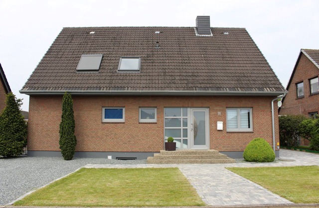 Detached holiday home, bright and friendly, large garden in the heart of the island