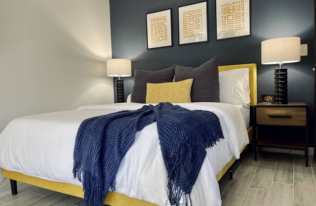 Detached studio guesthouse with full kitchen.