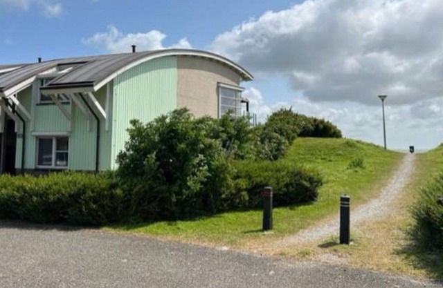 Detached villa on the dike of the IJsselmeer