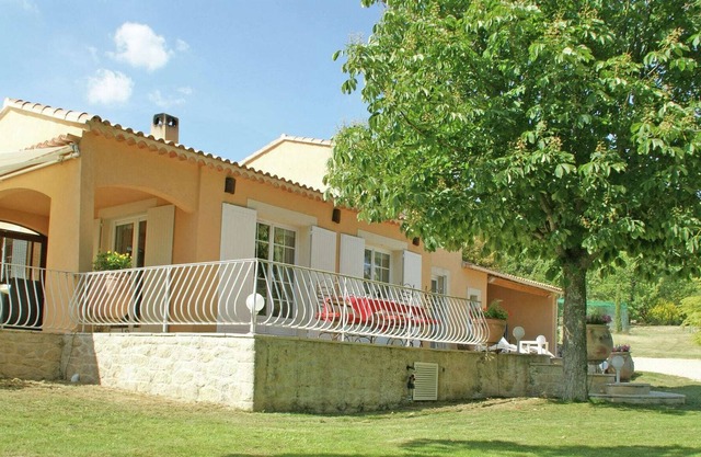 Detached villa with enclosed beautiful garden and private pool, 1km from Céreste