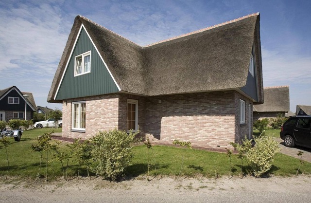 Detached villa with plenty of space with bubble bath