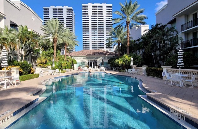 "Deux Rois" aka Two Kings Luxury 2/2 + Pool. Walk to The Square + Beach!