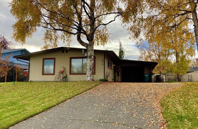 Dexter's Playground, an eclectic 2-bedroom house just 1.5 miles from the airport